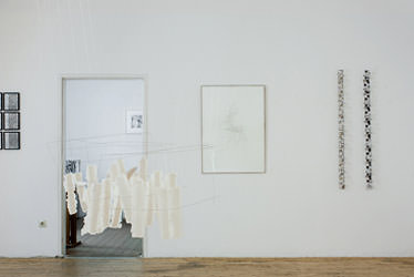 Raumansicht Ausstellung „Schnittpunkt: Papier”, kunstraumarcade, April 2012