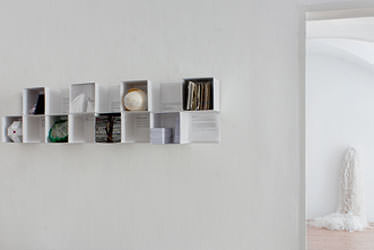 Raumansicht Ausstellung „Schnittpunkt: Papier”, kunstraumarcade, April 2012